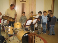 Besuch der Volksschule und des Kindergartens